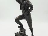 statue en bronze représentant un homme armé d'une épée, posée sur un socle