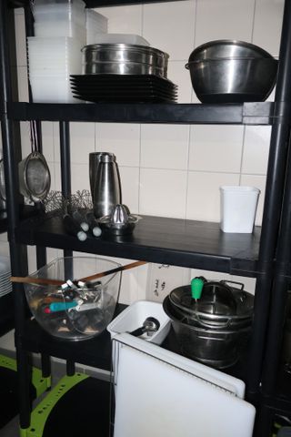 11 casseroles inox, deux faitouts inox, 5 bacs gastro inox, ensem...