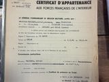 les papiers sont empilés sur une table en bois