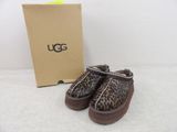 chaussons UGG à imprimé léopard, avec semelles marron et boîte marron