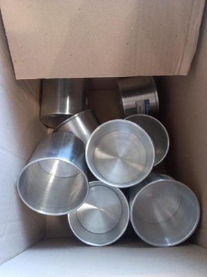 une boîte en carton contenant tout un tas de boîtes de conserve