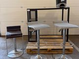 trois tabourets posés sur une palette devant une table
