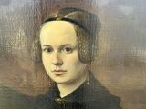 tableau représentant une femme en robe noire avec un bandeau doré