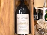 une bouteille de vin dans un coffret en bois posé sur un comptoir