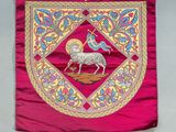 une banderole rose sur laquelle figure l'image d'une chèvre