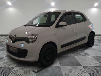 la photo d'une voiture blanche garée dans un garage