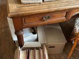 une table sur laquelle sont posés plusieurs livres