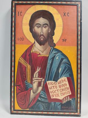 un tableau représentant Jésus tenant un livre dans sa main droite