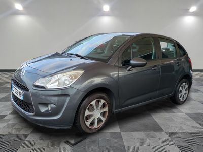 la voiture grise est garée dans le garage sur le sol en damier