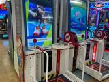 trois bornes d'arcade exposées dans un centre commercial