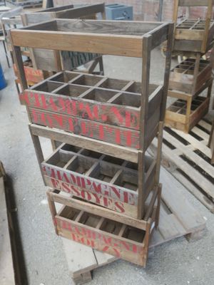 une pile de caisses posée sur une palette dans un entrepôt