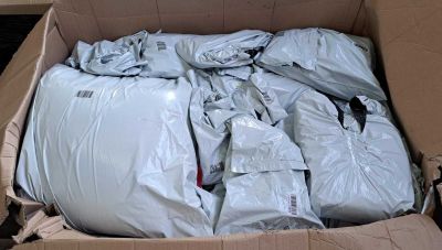 une boîte en carton contenant tout un tas d'oreillers