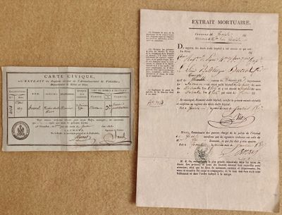 un vieux document est posé sur une table, à côté d'une feuille de papier