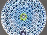 une plaque de verre ornée de motifs bleus et verts