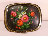 un plateau noir orné d'une peinture représentant des fleurs