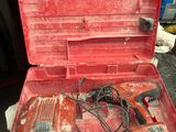 une boîte à outils rouge avec des outils sur une table