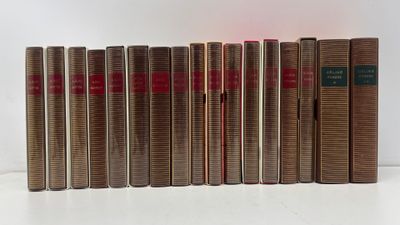 un lot de six livres posés sur une table blanche