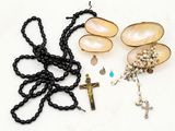 plusieurs perles et une croix posées sur une table
