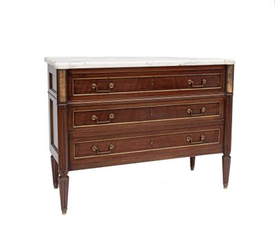 une image d'une commode en bois avec un plateau en marbre