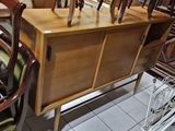 plusieurs chaises et une table dans une pièce