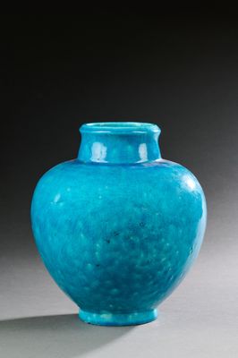 un vase bleu posé sur une table