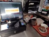 un ordinateur portable posé sur le comptoir d'un café