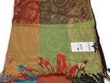 une écharpe multicolore à franges sur fond blanc