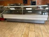 sol carrelé dans un restaurant équipé d'une vitrine réfrigérée