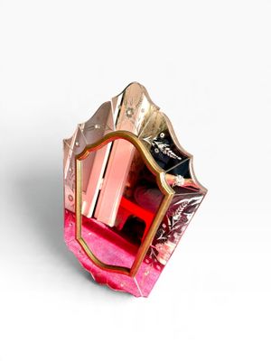 une bague rose et dorée sur un fond blanc