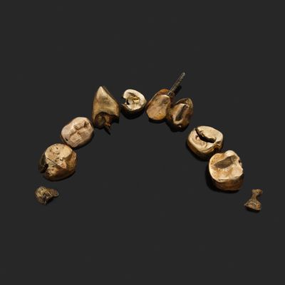 un gros plan sur un ensemble d'objets posés sur une surface noire