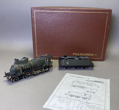 un petit circuit de train miniature avec un mode d'emploi posé sur la table