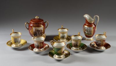 de nombreux types de tasses à café et de soucoupes sur la table