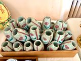 une boîte en bois remplie de vases et de bols posée sur une table