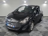 la photo d'une voiture noire garée dans un garage