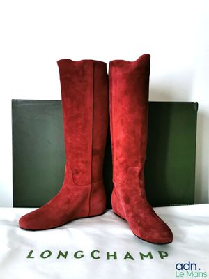 Longchamp Bottes à talons plats en cuir suédé de couleur rou…
