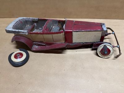 une voiture jouet posée sur une table