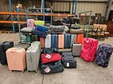 de nombreux bagages posés par terre