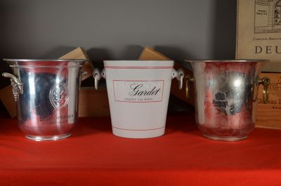 trois seaux posés les uns à côté des autres sur une table rouge