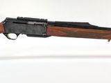 un fusil exposé sur un socle transparent