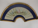 un ventilateur avec un tableau accroché au mur