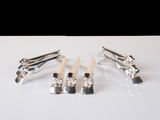 quatre brosses à dents posées sur une surface blanche