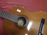 un gros plan d'une guitare posée sur un lit