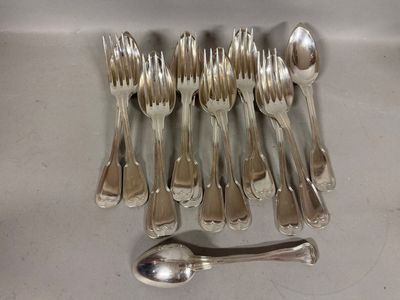 beaucoup de cuillères en argent et de cuillères posées sur une table