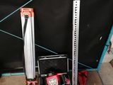 une photo représentant une paire d'outils et une mallette à outils