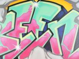 une photo d'un mur sur lequel on voit des graffitis