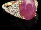 un gros plan d'une bague en pierre rose et diamants