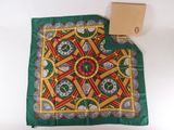 une nappe verte ornée d'un motif rouge et jaune