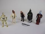 cinq figurines de Star Wars posées sur une surface blanche