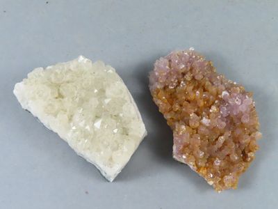 deux types de cristaux différents sur une surface grise