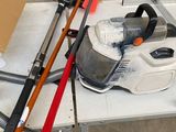 une table sur laquelle se trouvent des outils et une boîte posée sur la table